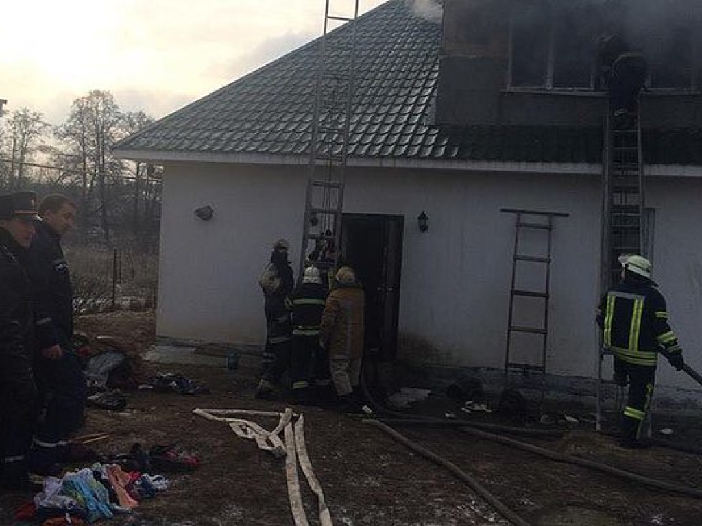 На Киевщине от пожара в частном доме спасли троих взрослых и троих детей (ФОТО)