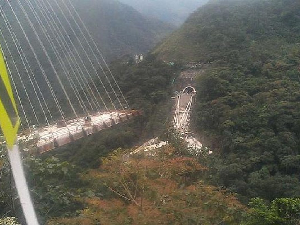 10 человек погибли при обрушении строящегося мост в Колумбии (ФОТО)