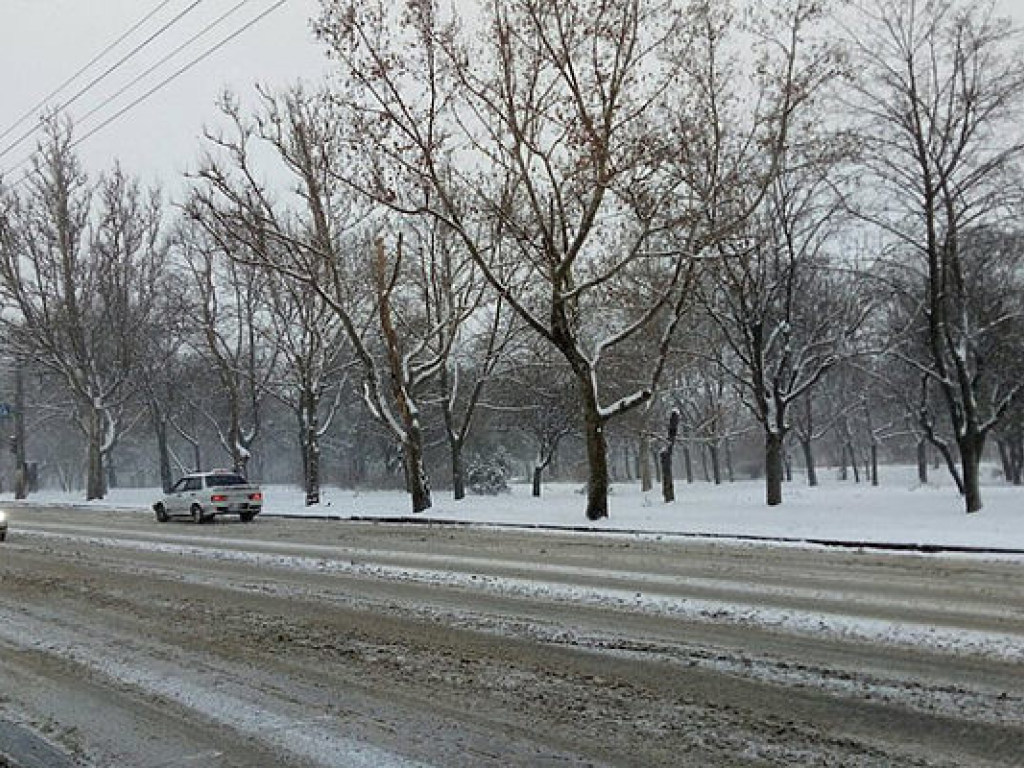 Снегопад вызвал  проблемы на дорогах Одессы (ФОТО)