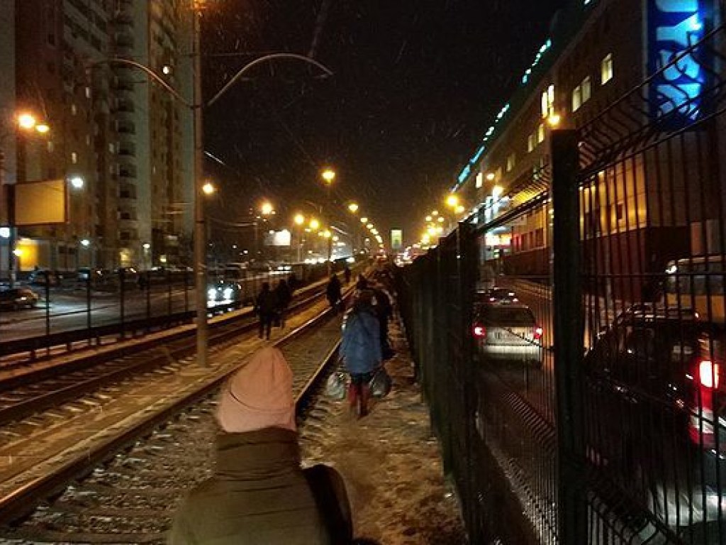 На столичной Борщаговке остановился скоростной трамвай, пассажиры пошли по линии пешком (ФОТО)