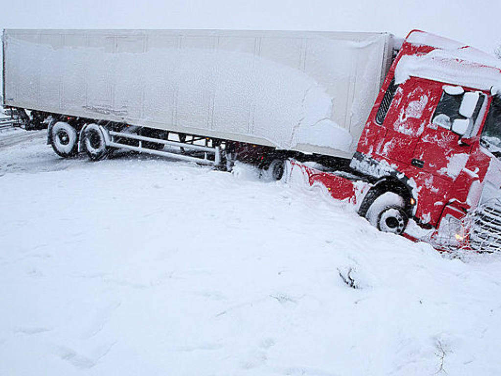 Въезд грузовиков в Киев ограничен из-за снегопада &#8212; КГГА