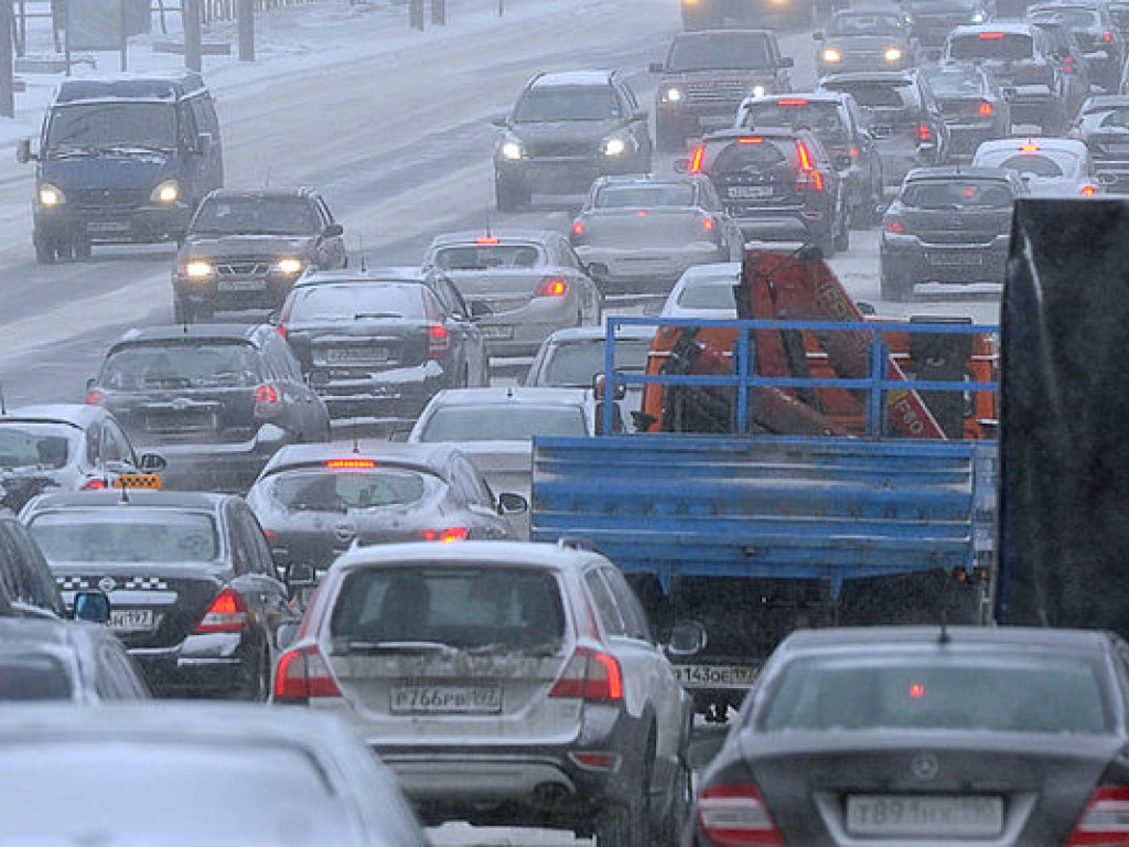 Пробки в Киеве достигли 8 баллов из-за снегопада (КАРТА)