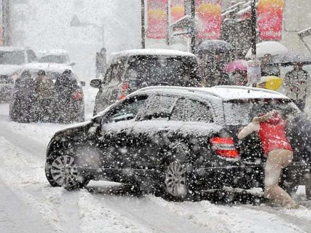 В Украине осложнение погодных условий: снег, ветер, гололед, тонкий лед и лавины