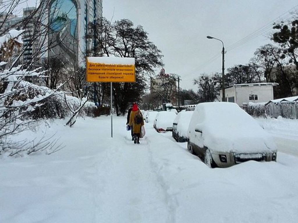 В соцсетях киевляне раскритиковали работу коммунальщиков в снегопад (ФОТО)