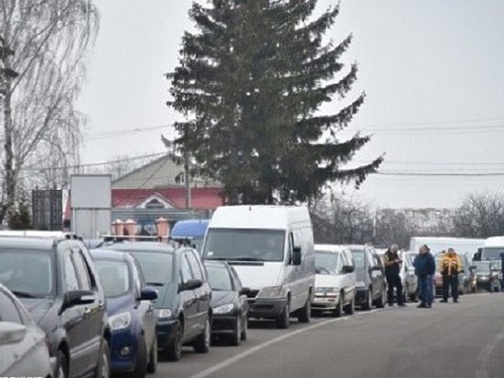 Во Львовской области военные пенсионеры разблокировали дорогу к пункту пропуска на границе
