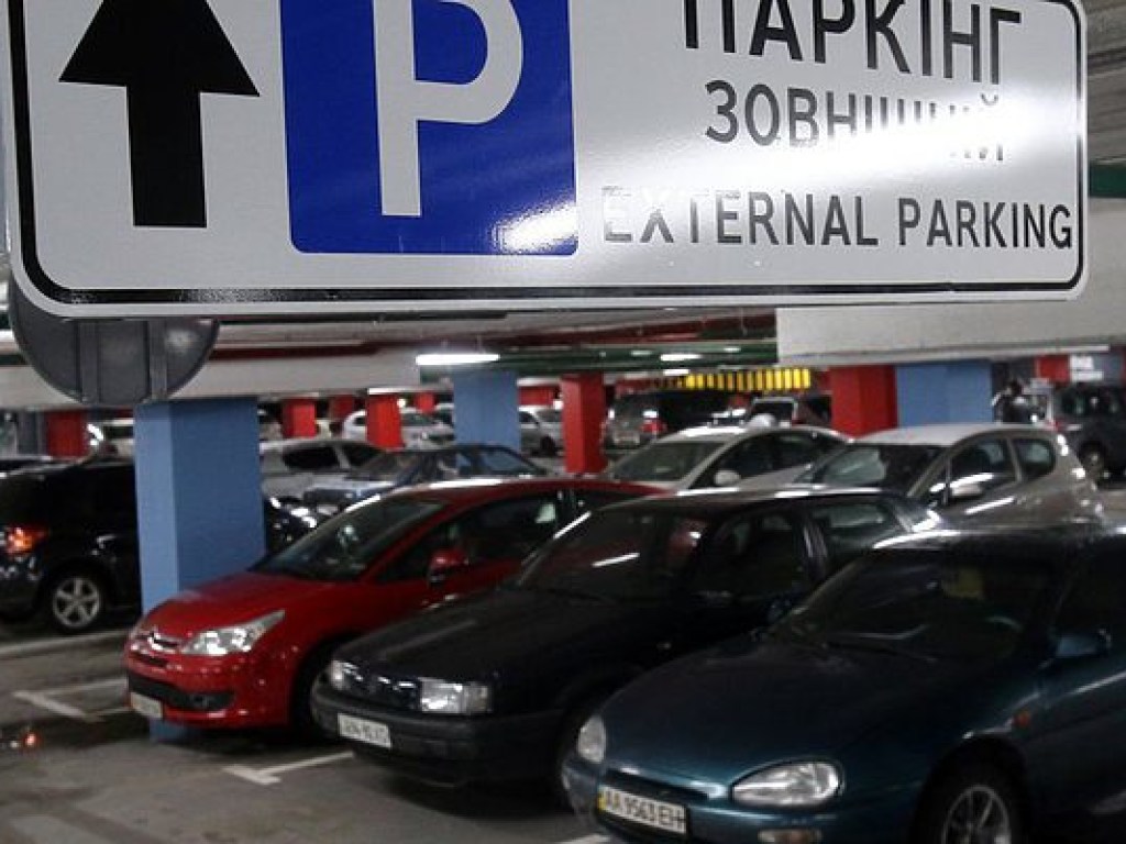 У запорожских автомобилистов вымогают деньги, угрожая порезать шины (ФОТО)