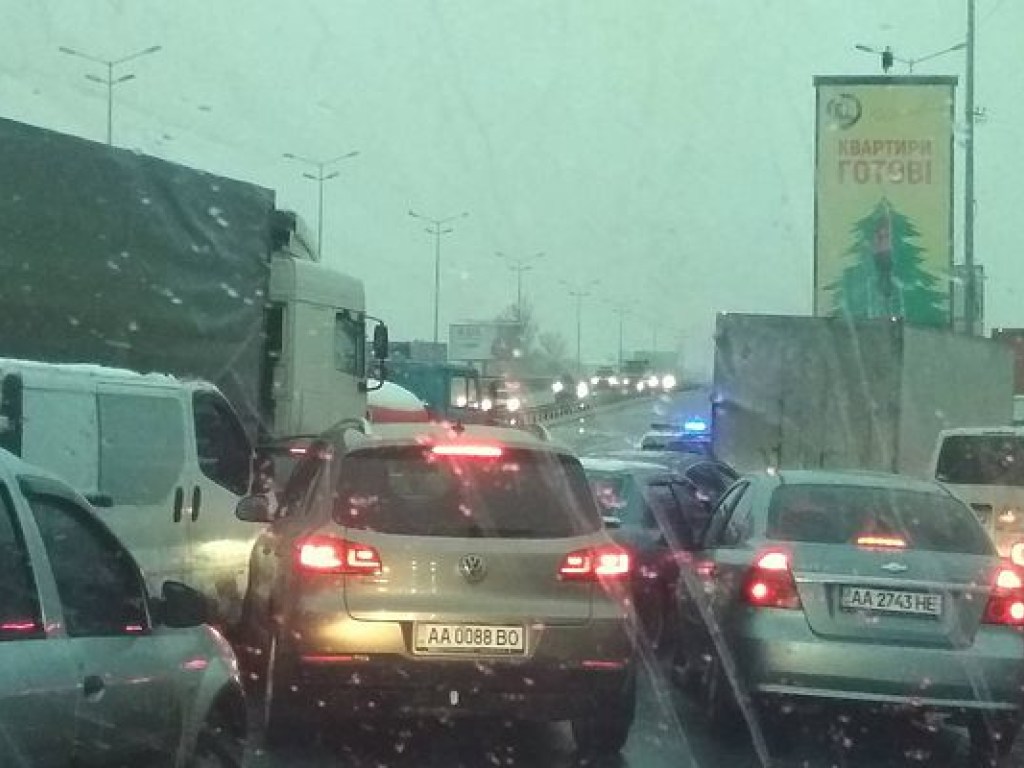 На Столичном шоссе в Киеве две перевернувшиеся фуры создали пробку, есть пострадавшие (ФОТО)