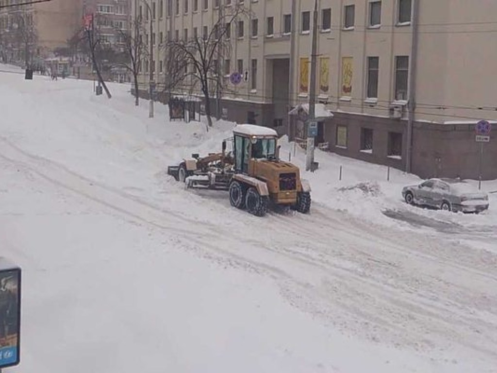 Из-за непогоды на въезде в Киев образовалась километровая пробка (ФОТО)
