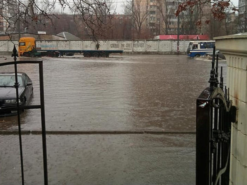 В Одессы затопило центральную улицу (ФОТО, ВИДЕО)