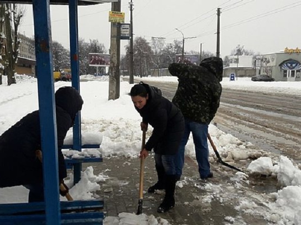 В Черкассах сотрудников городского совета вывели расчищать улицы (ФОТО)