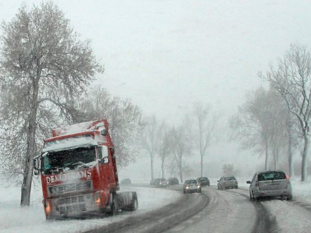 Снежные заносы парализовали движение транспорта на автодороге «Киев-Одесса» (ФОТО, ВИДЕО)