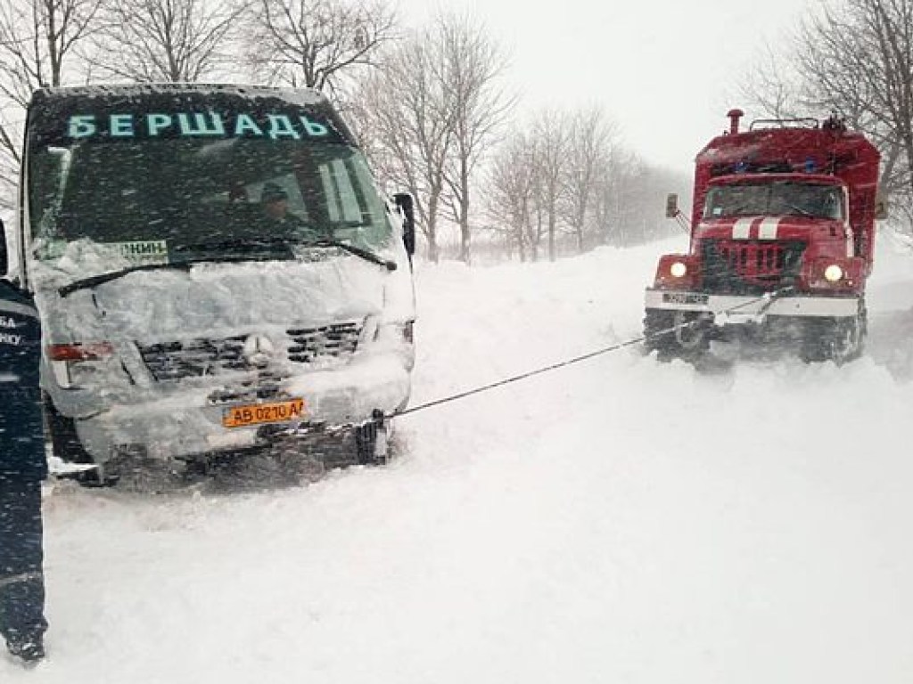 Снегопады в Украине: Спасатели назвали самые сложные дорожные участки (ФОТО)