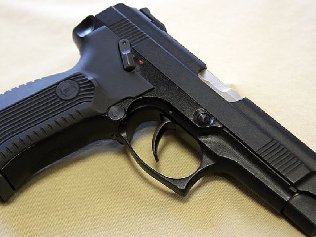 В Симферополе школьник устроил стрельбу из пистолета, есть пострадавшие