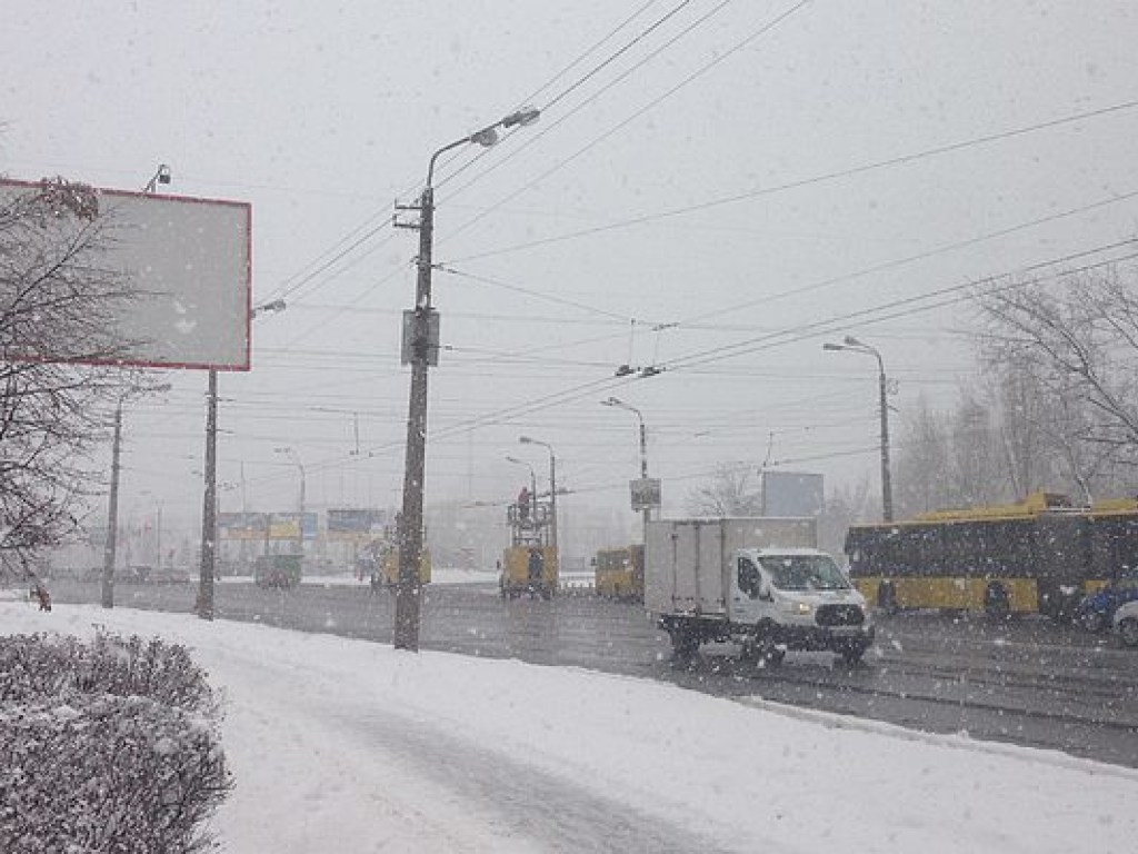В Киеве на Троещине стоят троллейбусы из-за поломки контактной сети (ФОТО)