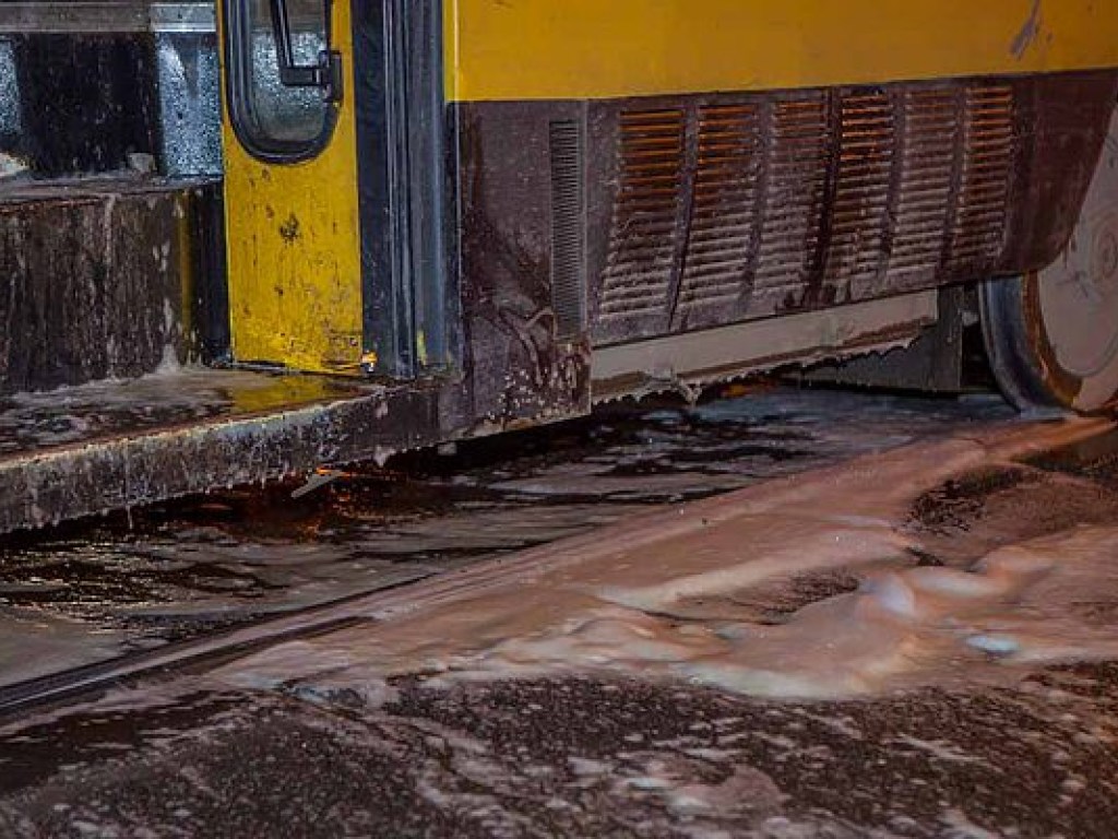 В Днепре загорелся трамвай с пассажирами внутри (ФОТО, ВИДЕО)