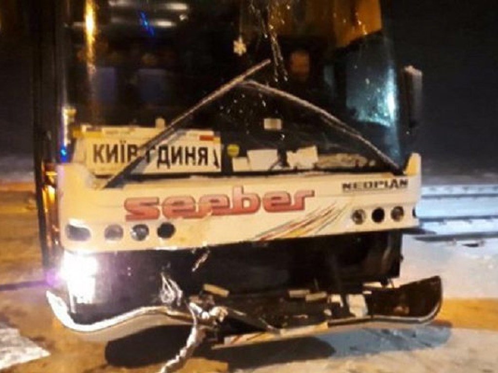 На Волыни автобус с 53 пассажирами на час застрял в снегу на железнодорожных путях (ФОТО)