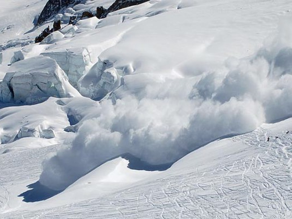 В Карпатах сноубордист чудом спасся от лавины (ВИДЕО)