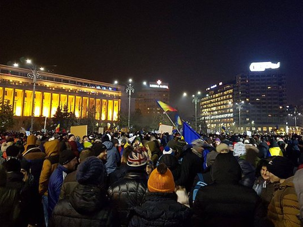 Жители Бухареста вышли на массовую уличную акцию протеста (ВИДЕО)