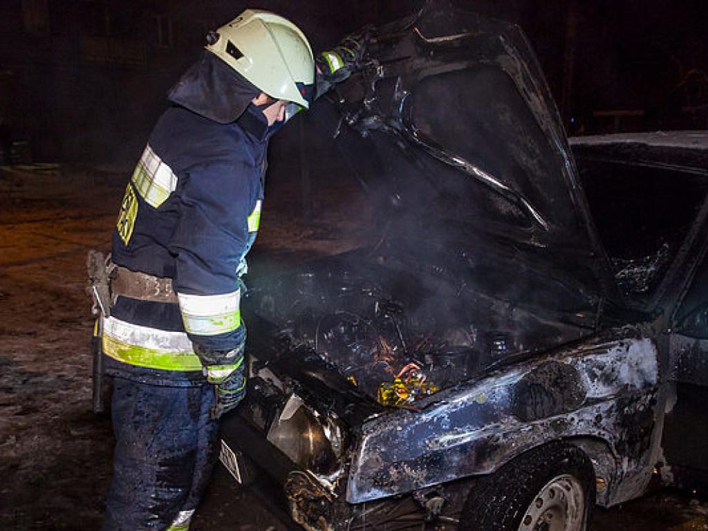 В Днепре возле сауны сожгли автомобиль ВАЗ (ФОТО)