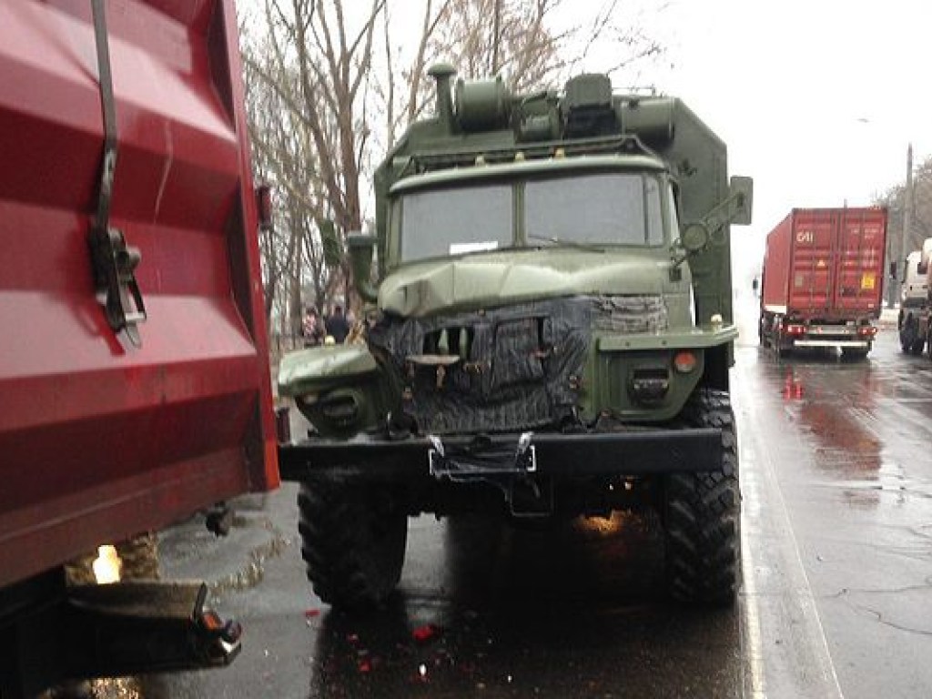 В Николаеве военный грузовик столкнулся с фурой (ФОТО)
