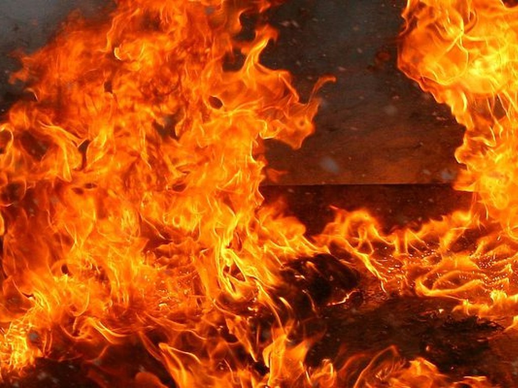 В центре Киева горит старинный дом, на месте работают 20 пожарных машин  (ФОТО)