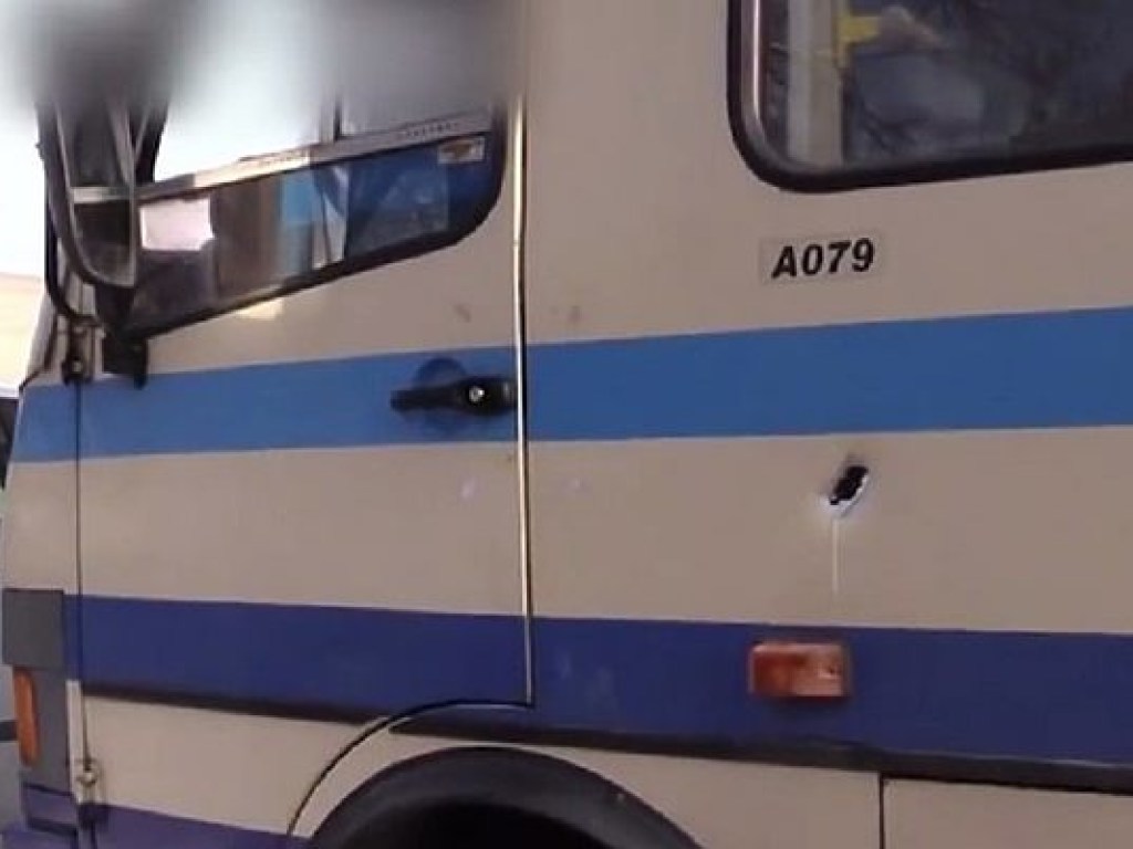 В серой зоне Донецкой области обстреляли автобус с гражданскими, есть жертвы