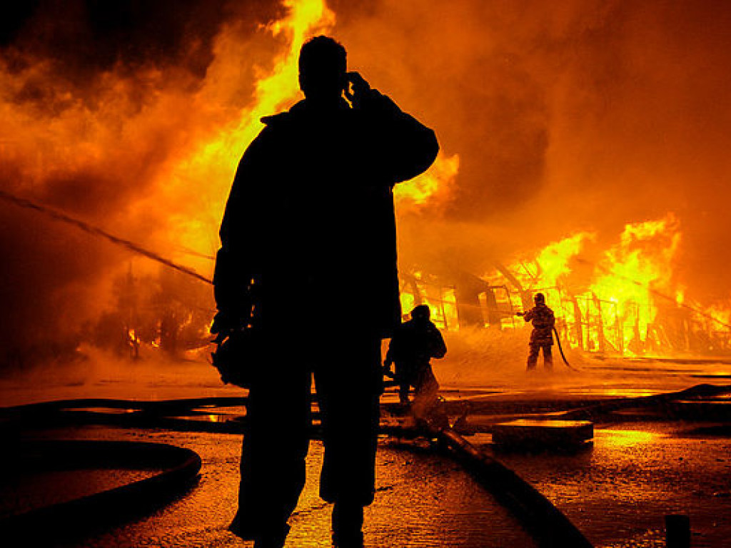 В Дели произошел пожар на складе фейерверков, погибли 17 человек (ФОТО)