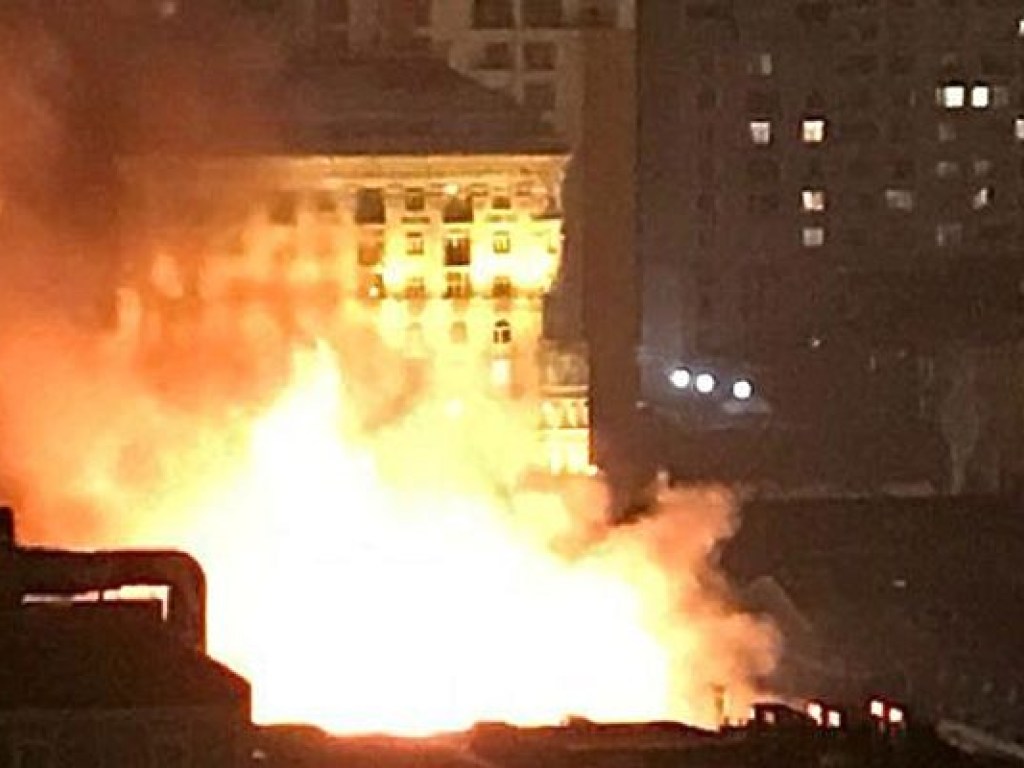 В центре Киева ликвидировали масштабный пожар в историческом здании (ФОТО, ВИДЕО)