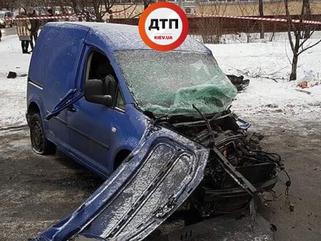 На проспекте Лобанковского в Киеве Volkswagen врезался в столб, водителя реанимировали на месте (ФОТО, ВИДЕО)