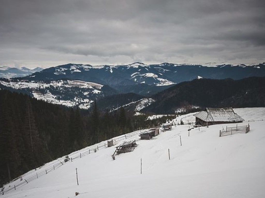 В горах Ивано-Франковской области выпало 1,5 метра снега