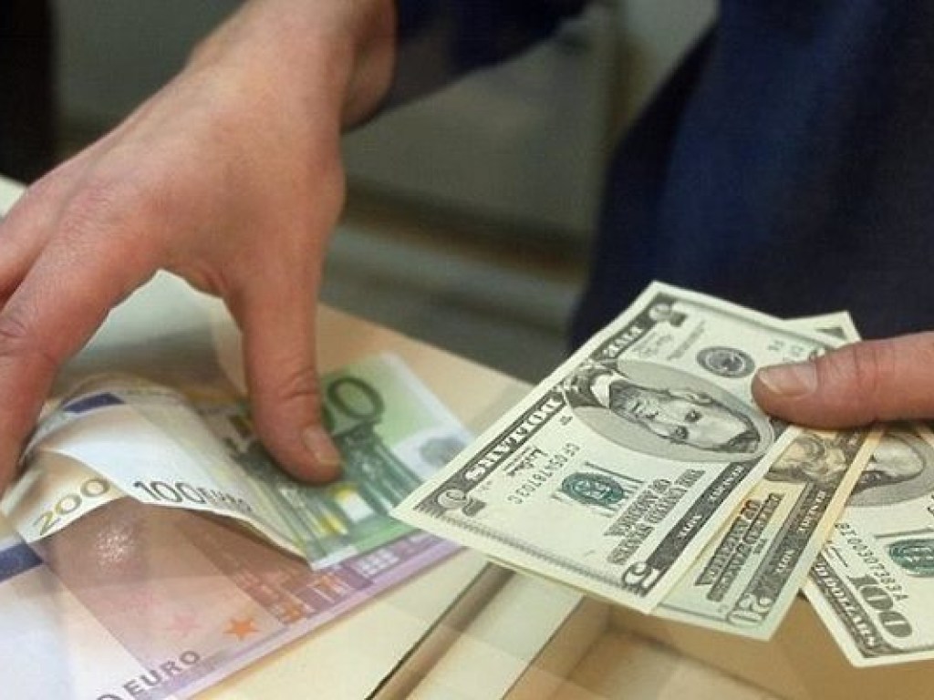 Доллар в обменных пунктах Киева продают по курсу 28,8 гривны