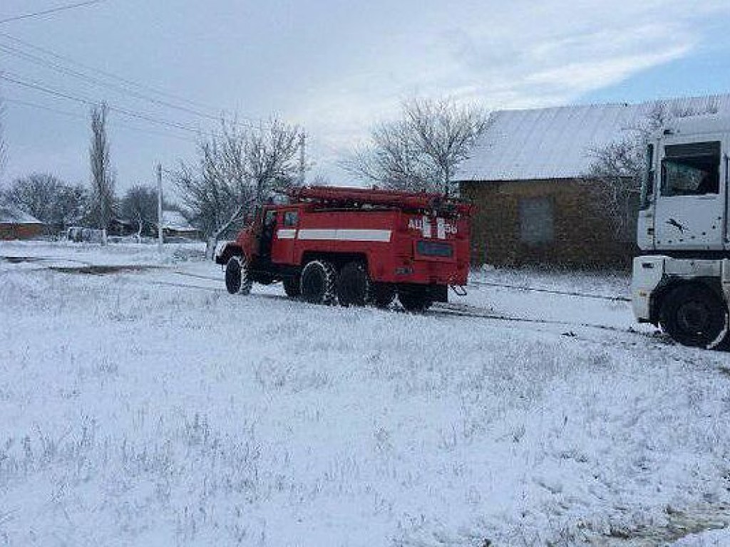 У больницы Мечникова в Днепре застрял грузовик с кислородными баллонами для больных (ФОТО)