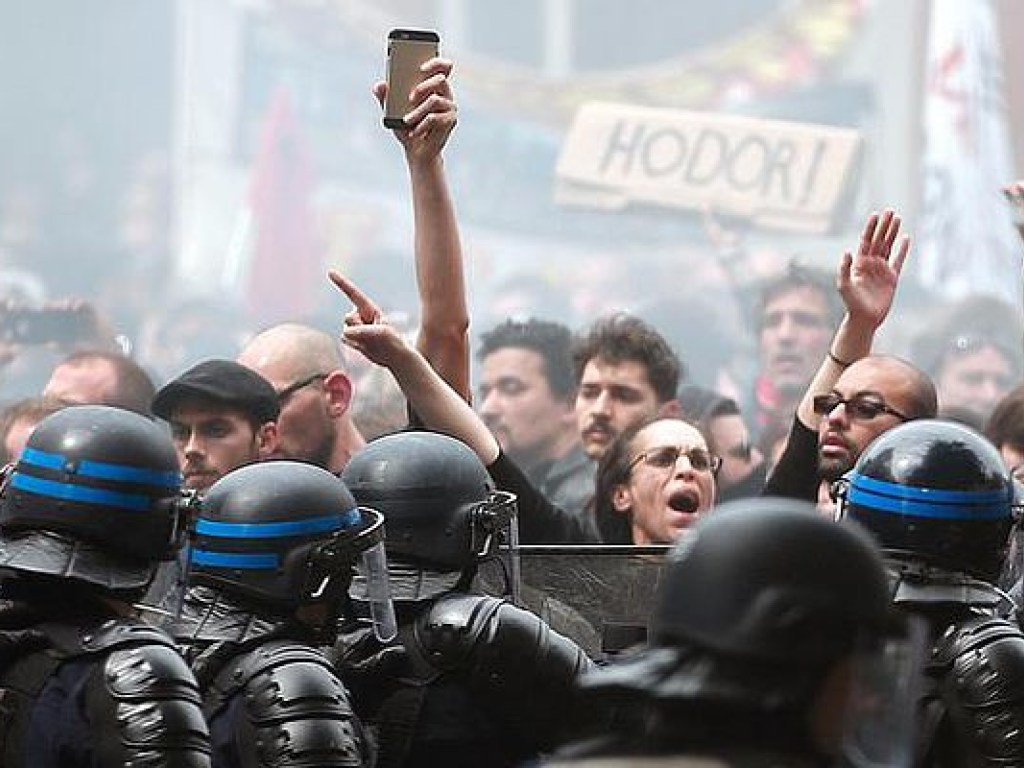 70% тюрем Франции заблокированы из-за протестов