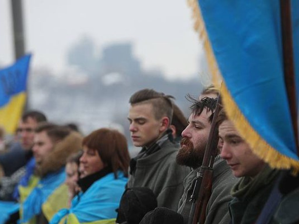 На мосту Патона в Киеве активисты образовали «живую цепь Соборности» (ФОТО)
