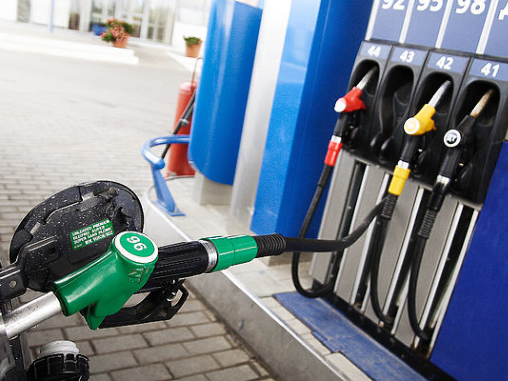 За выходные крупные сети АЗС подняли цены на бензин