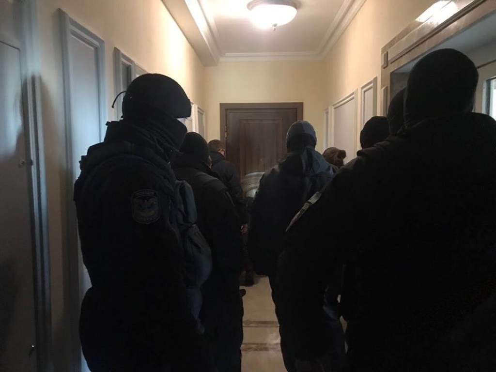 Представители Нацагентства по управлению активами пришли в квартиру Клименко (ФОТО)