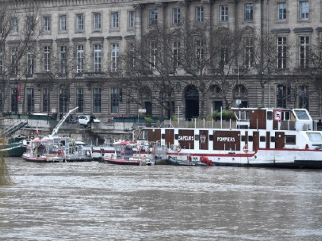 Наводнение в Париже: река Сена вышла из берегов и затопила улицы города (ФОТО)