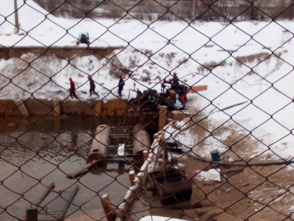 На киевских Позняках произошел замор рыбы (ФОТО)