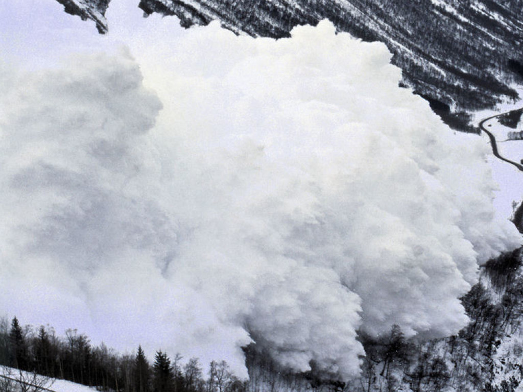 В Японии произошло извержение вулкана у горнолыжного курорта (ВИДЕО)