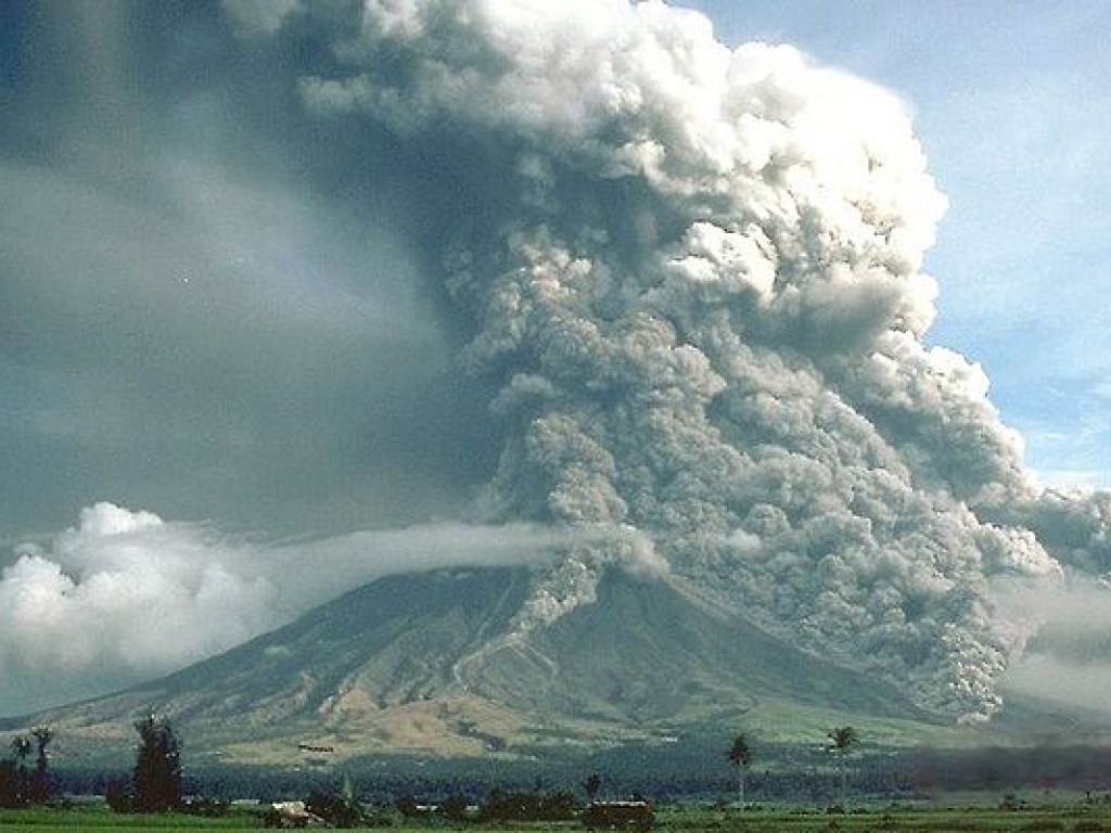 На Филиппинах произошло извержение вулкана (ФОТО)