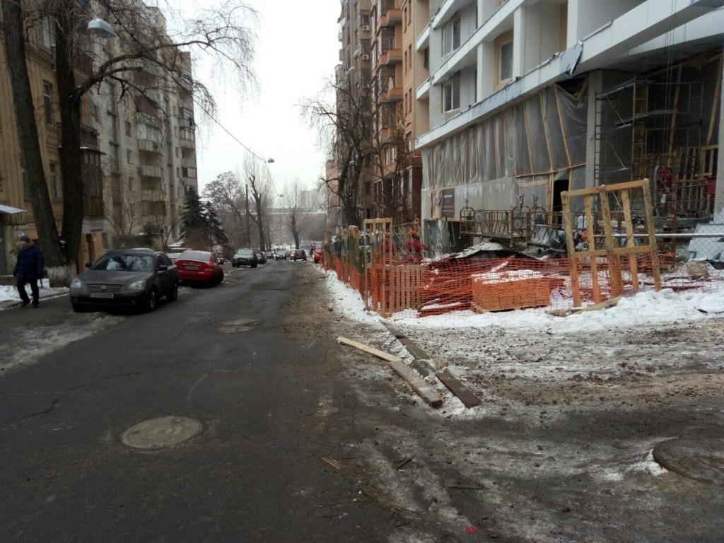 Киевляне жалуются на химию на тротуарах (ФОТО)