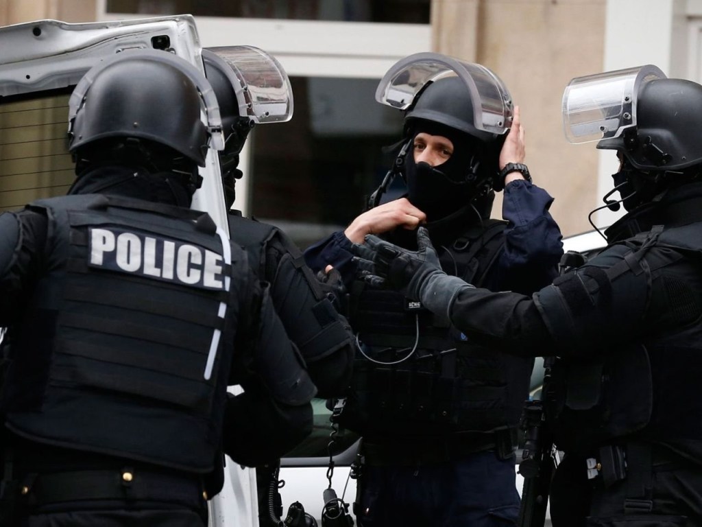 Во Франции работники тюрем устроили забастовку, требуя безопасного труда (ВИДЕО)