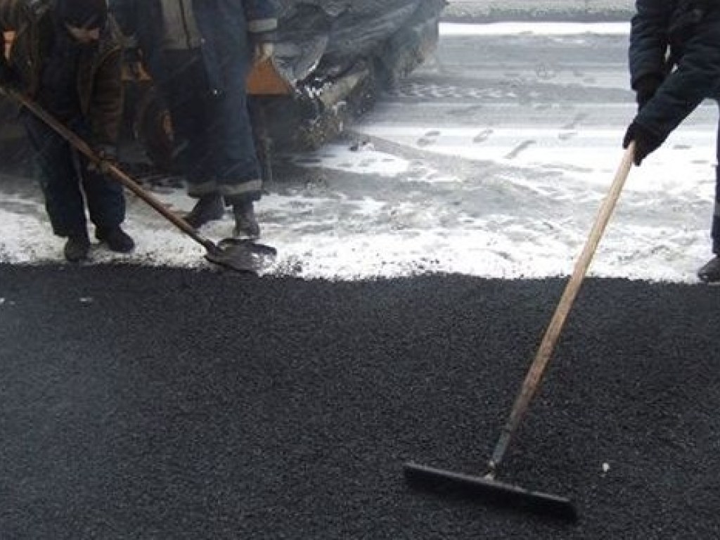 В Одессе занялись ремонтом дорог, несмотря на мороз (ВИДЕО)