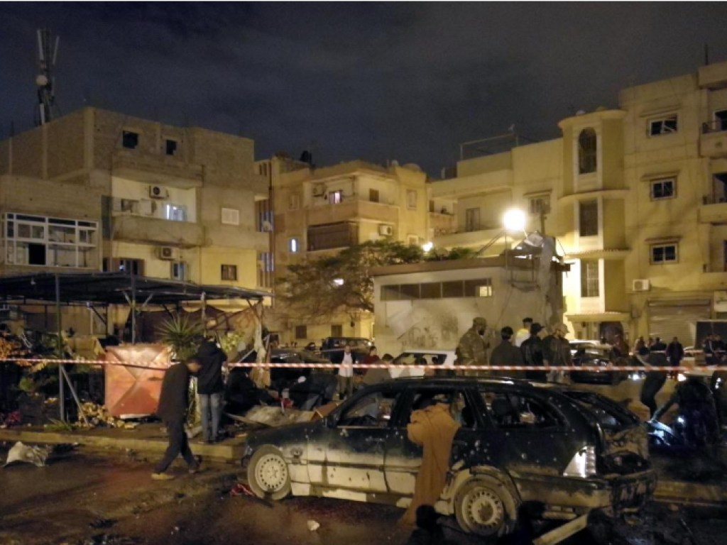 На севере Ливии взрыв двух автомобилей привел к гибели 33 человек (ФОТО)