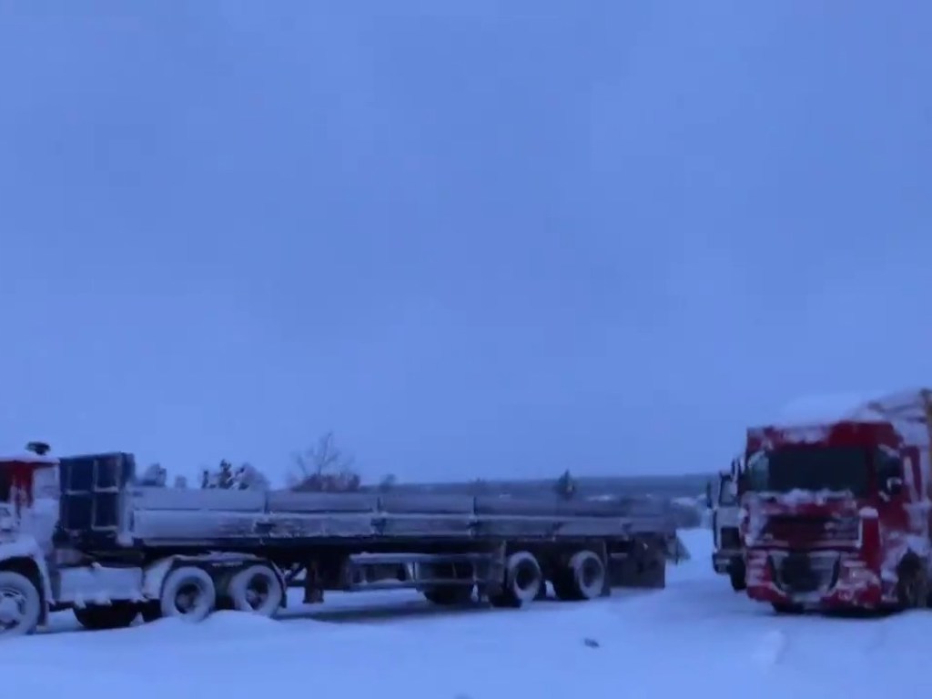 На запорожских дорогах частично возобновили движение грузовиков