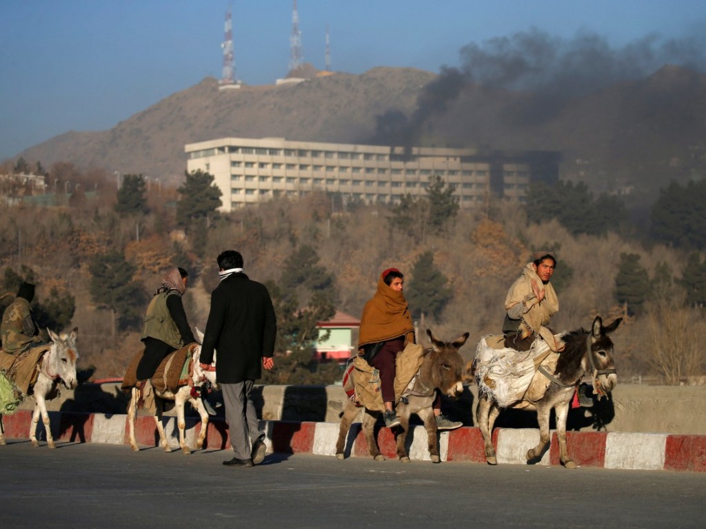 Теракт в Кабуле: самолет с телами семерых погибших прибыл в Украину