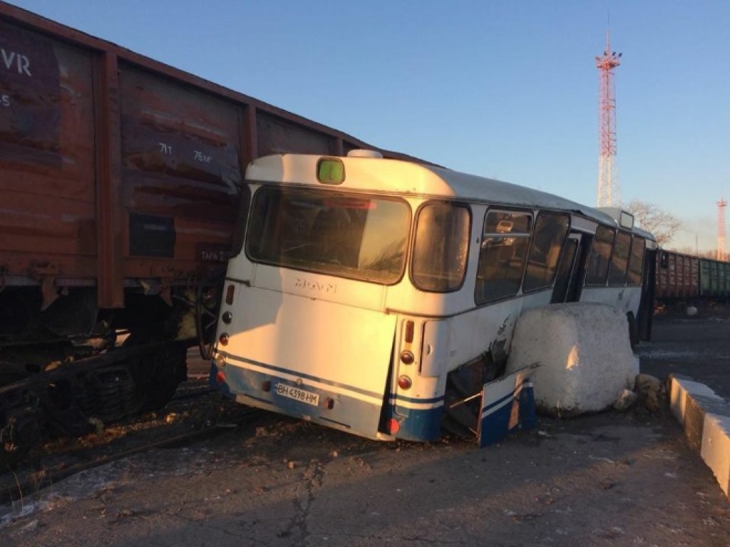 В Черноморском порту поезд столкнулся с габаритным автобусом (ФОТО)