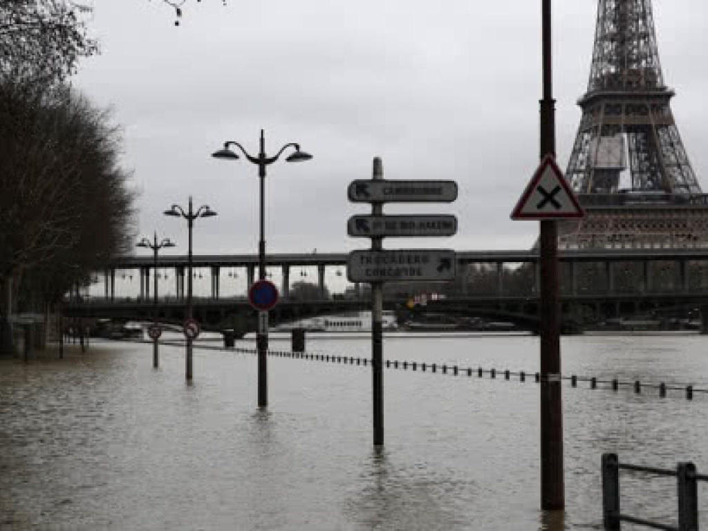 Наводнение в Париже: уровень воды в реке Сене поднялся выше 5 метров