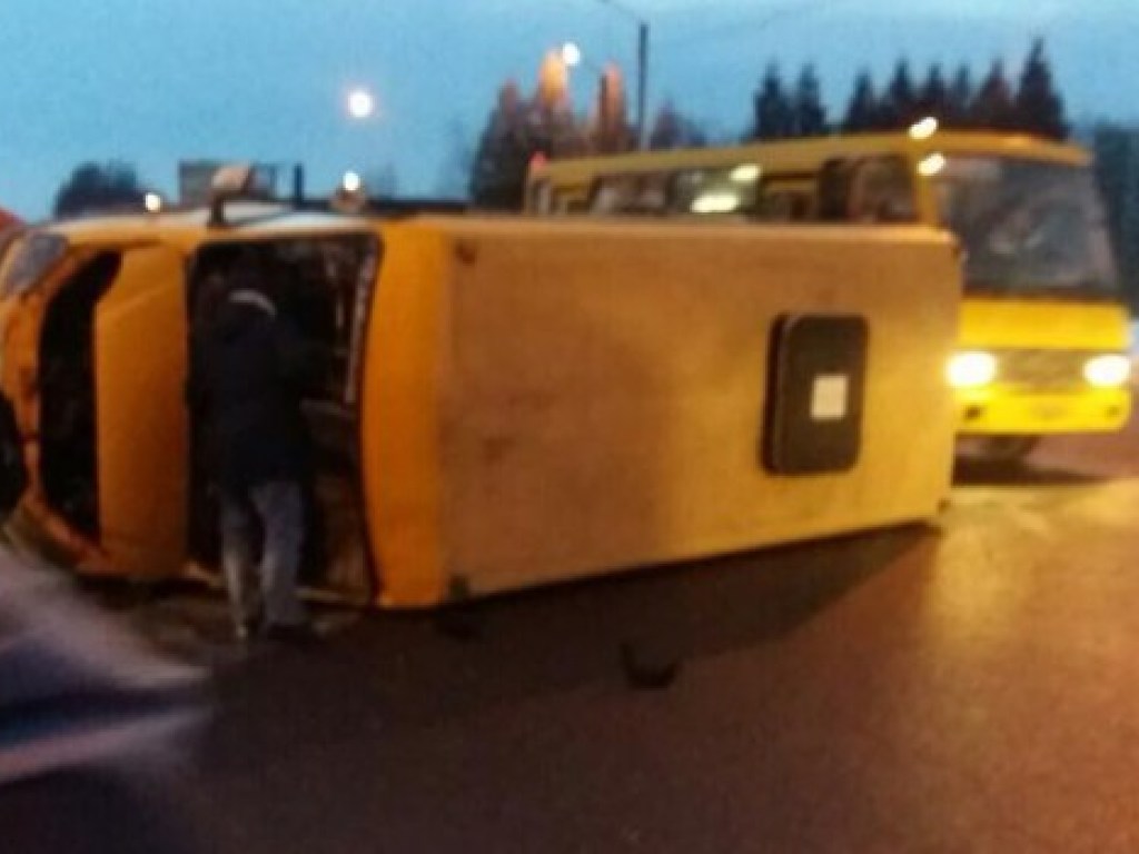Во Львове перевернулась маршрутка с пассажирами, пострадали три человека  (ФОТО)
