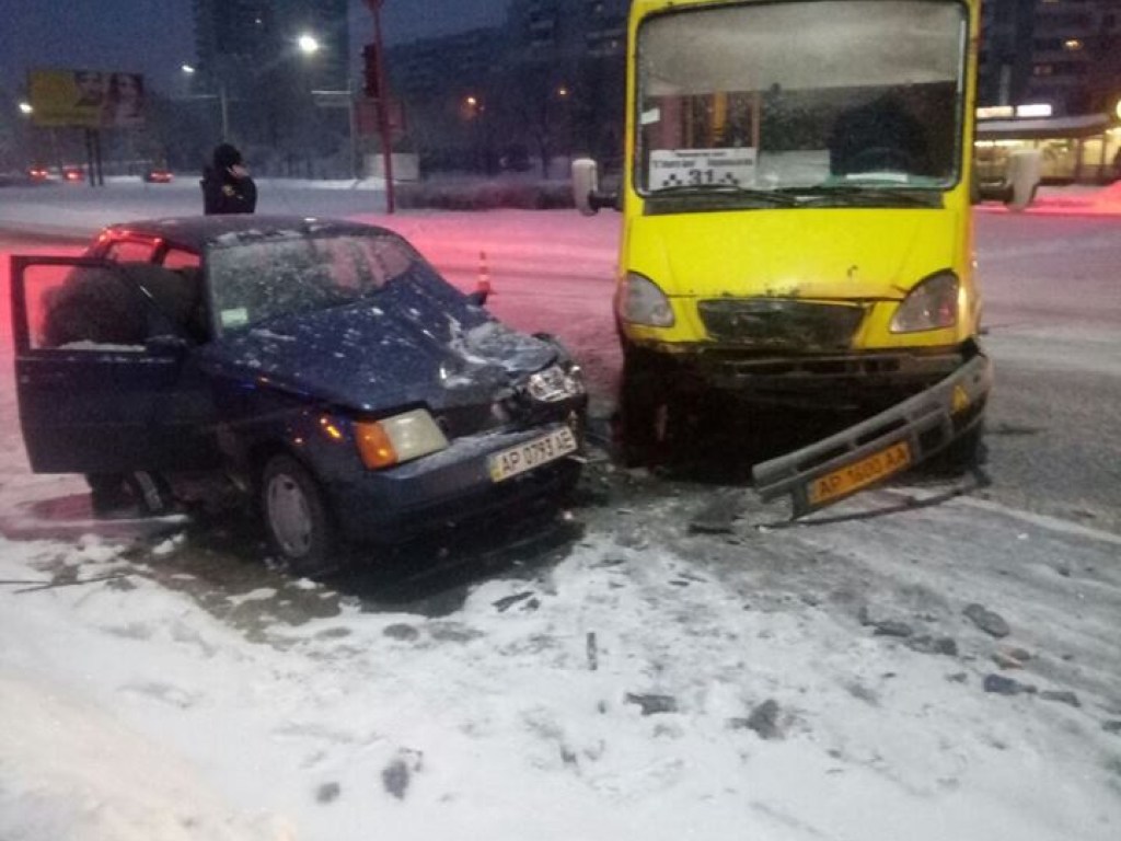 В Запорожье маршрутка врезалась в автомобиль «Славута», пострадала женщина (ФОТО)